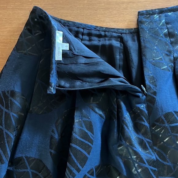Vince Navy Blue Pleated Knee Length Skirt, Black Metallic Leaf Print, Size 6 - Picture 9 of 10